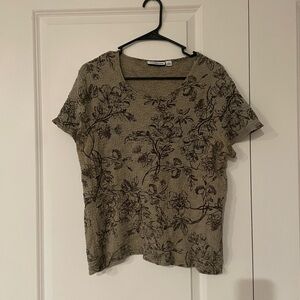 ♻️5/$8 Croft & Barrow Tan Floral Short Sleeve Top